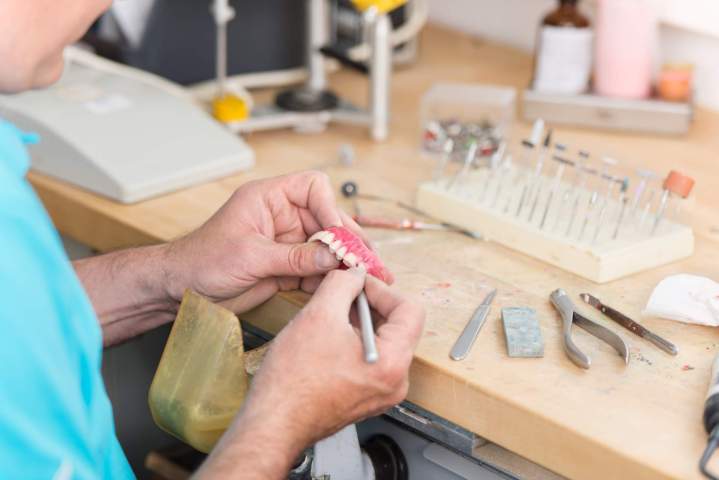 What Is a Ceramic Crown Made Of?<br/>What Materials Are Used to Make a Ceramic Crown?<br/>What Components Make Up a Ceramic Crown?